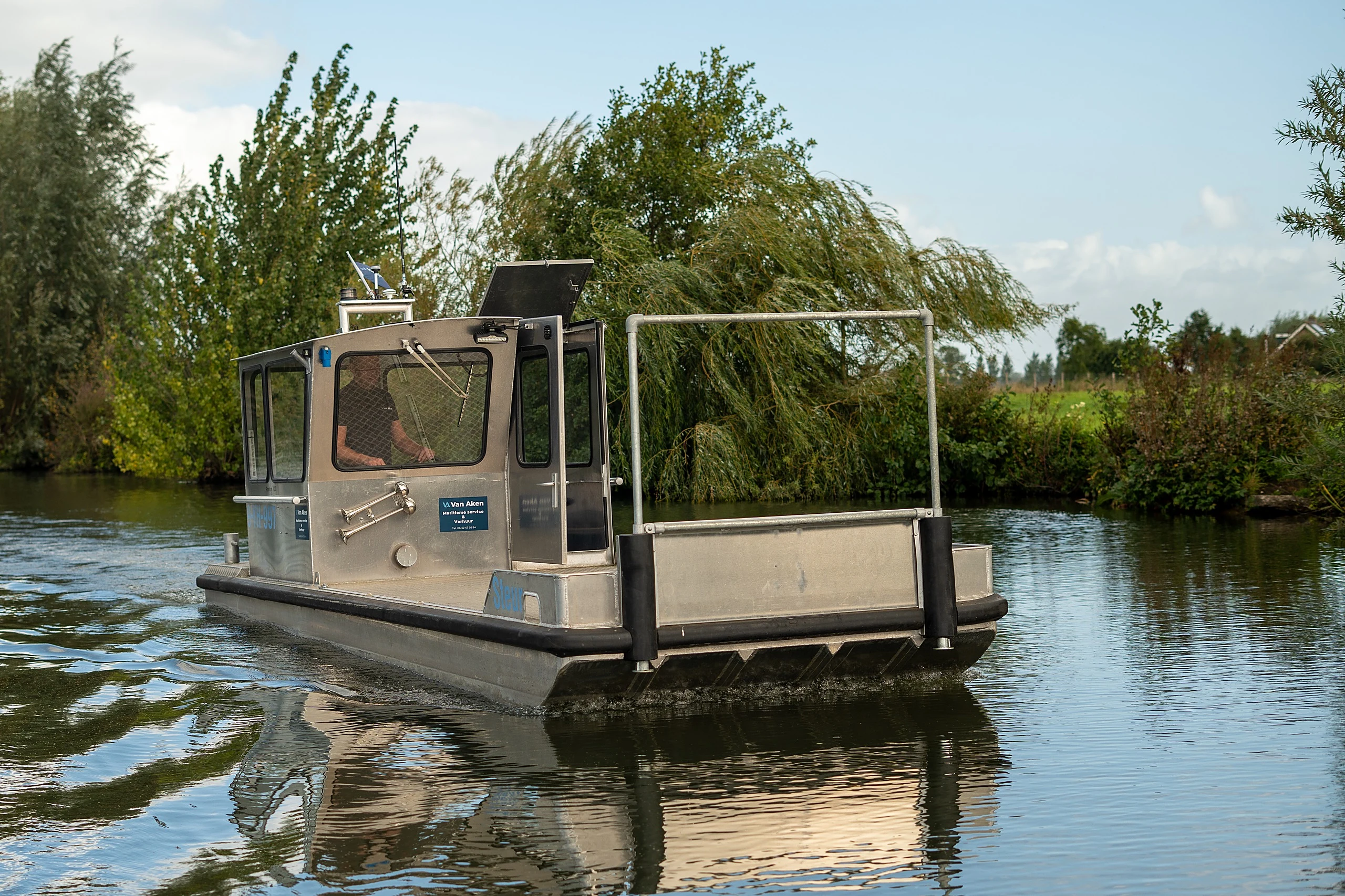 Steur van voren gezien op het water, met het dekhek en het stuurhuis